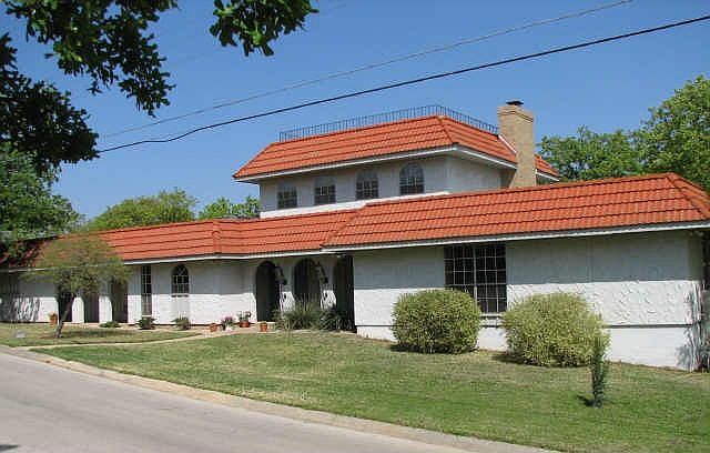 1st image of 2424 Lakeshore Dr