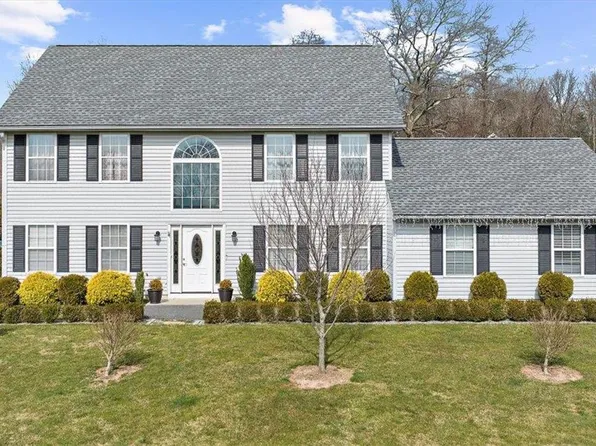 204 Orchard View Dr, Effort, PA 18330