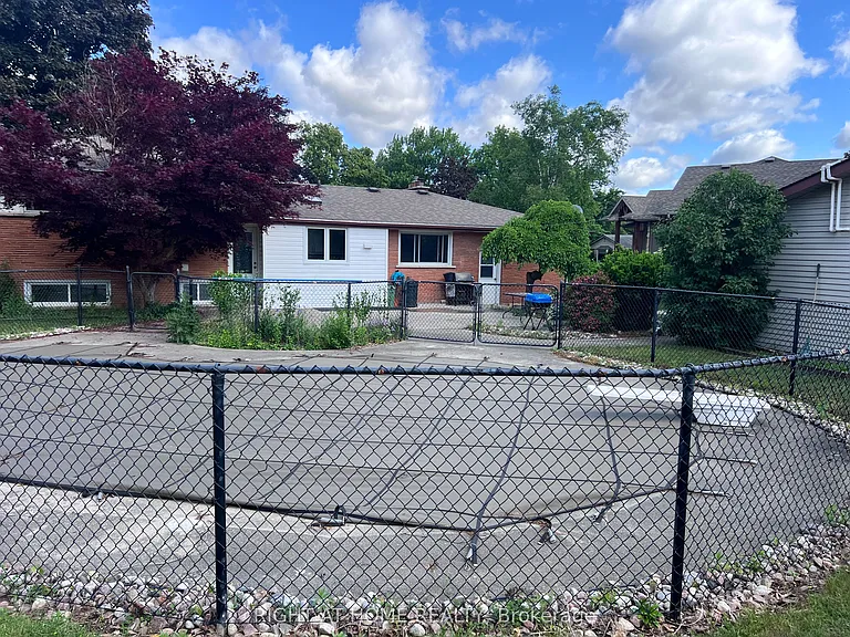 46 Radcliffe Cres — Photo 42
