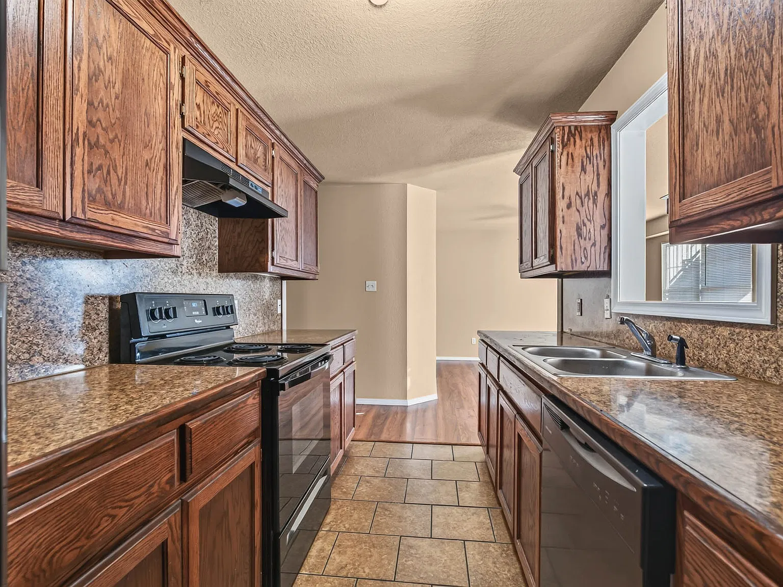 3 bed, 998 sqft, $1,050 — Photo 1