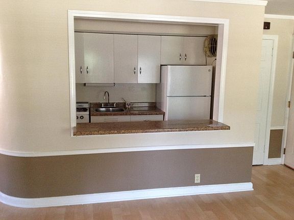 2nd image of 957 N Main St APT 1