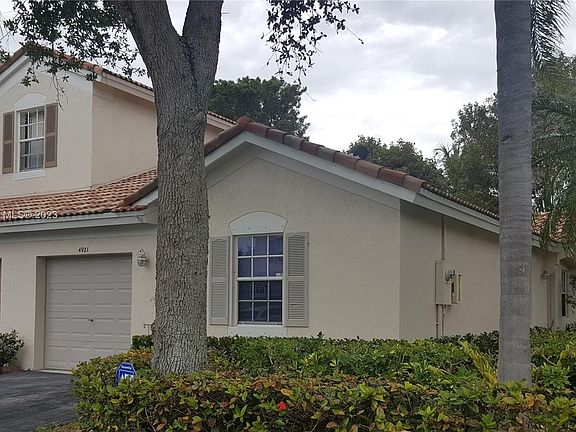 5th image of 4921 SW 32nd Ter