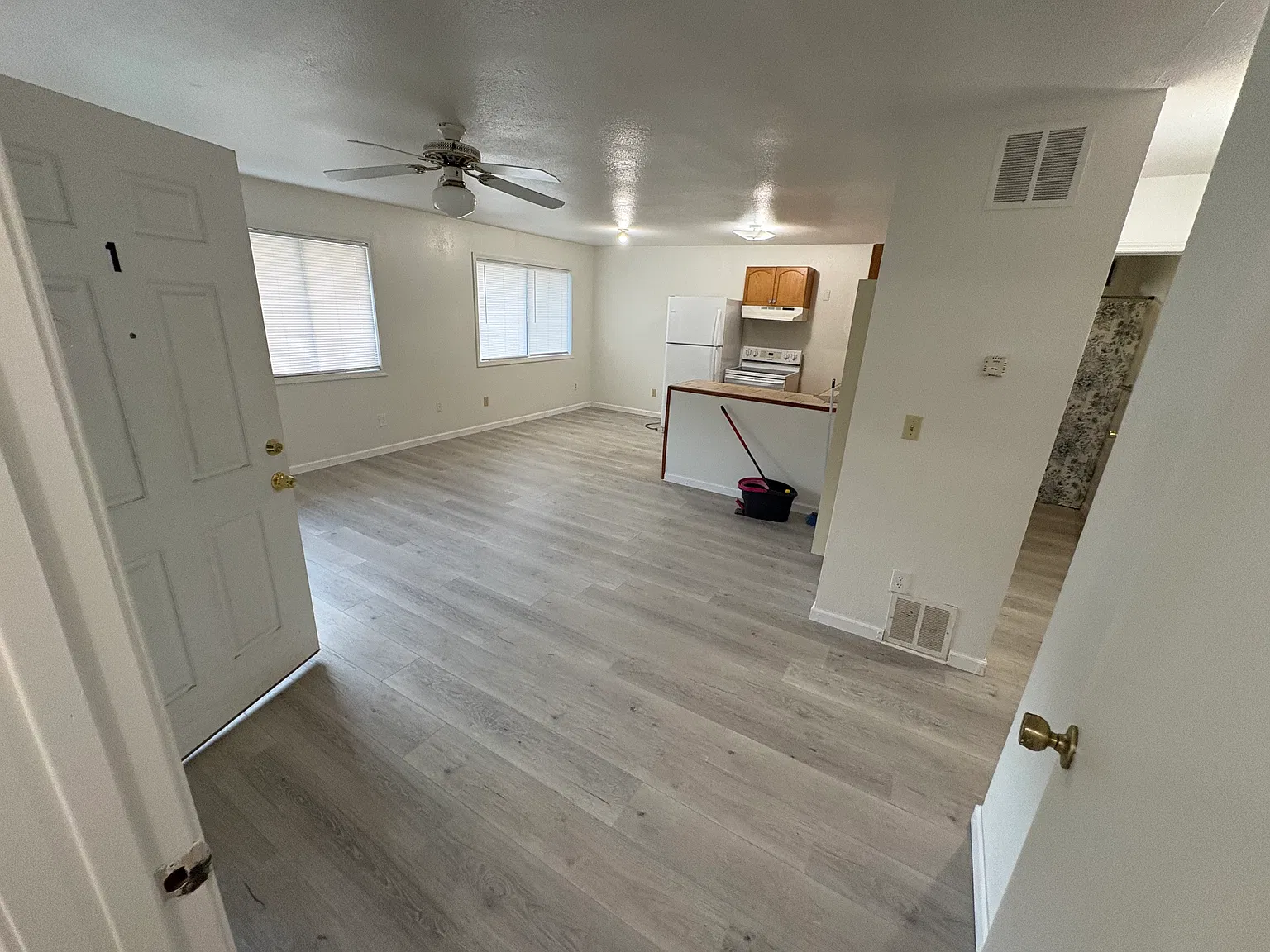 2 bed, 750 sqft, $1,300 — Photo 2
