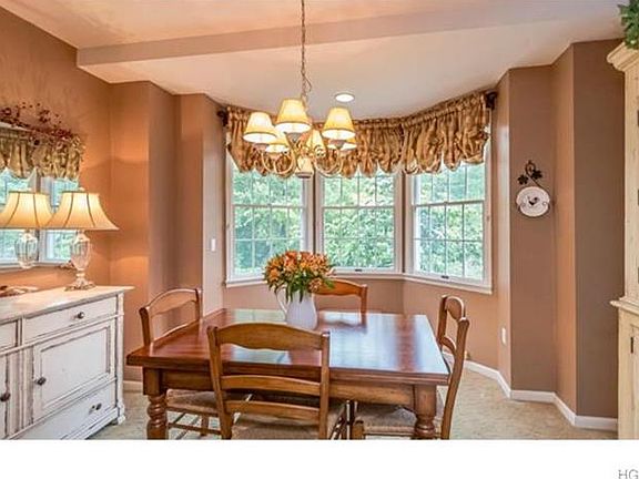 3rd image of 36 Woodlands Dr