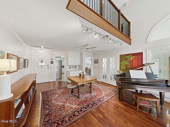 3rd image of 1922 Prestwick Lane