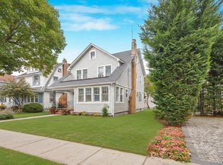 327 N Forest Ave, Rockville Centre, NY 11570