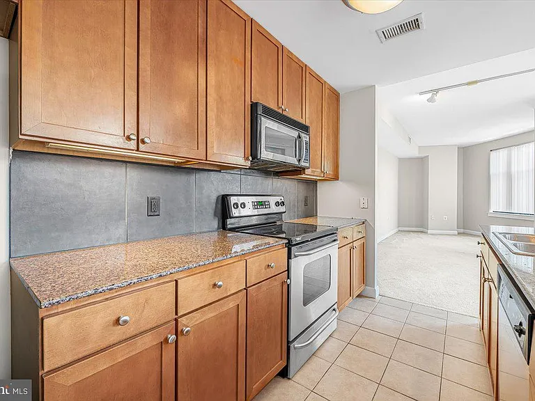 400 Massachusetts Ave NW #820 — Photo 11