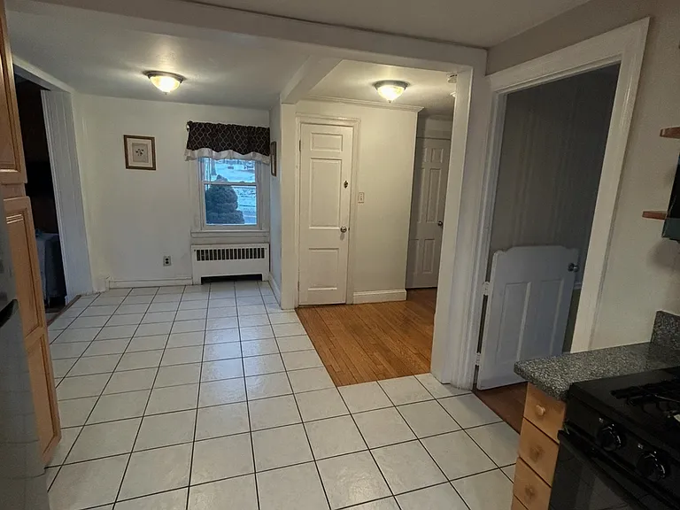 632 W Roxbury Pkwy — Photo 10