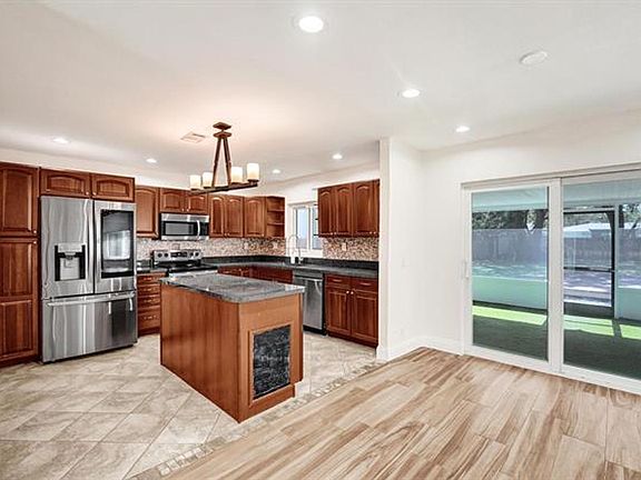 4th image of 300 SW 19th Ave #300