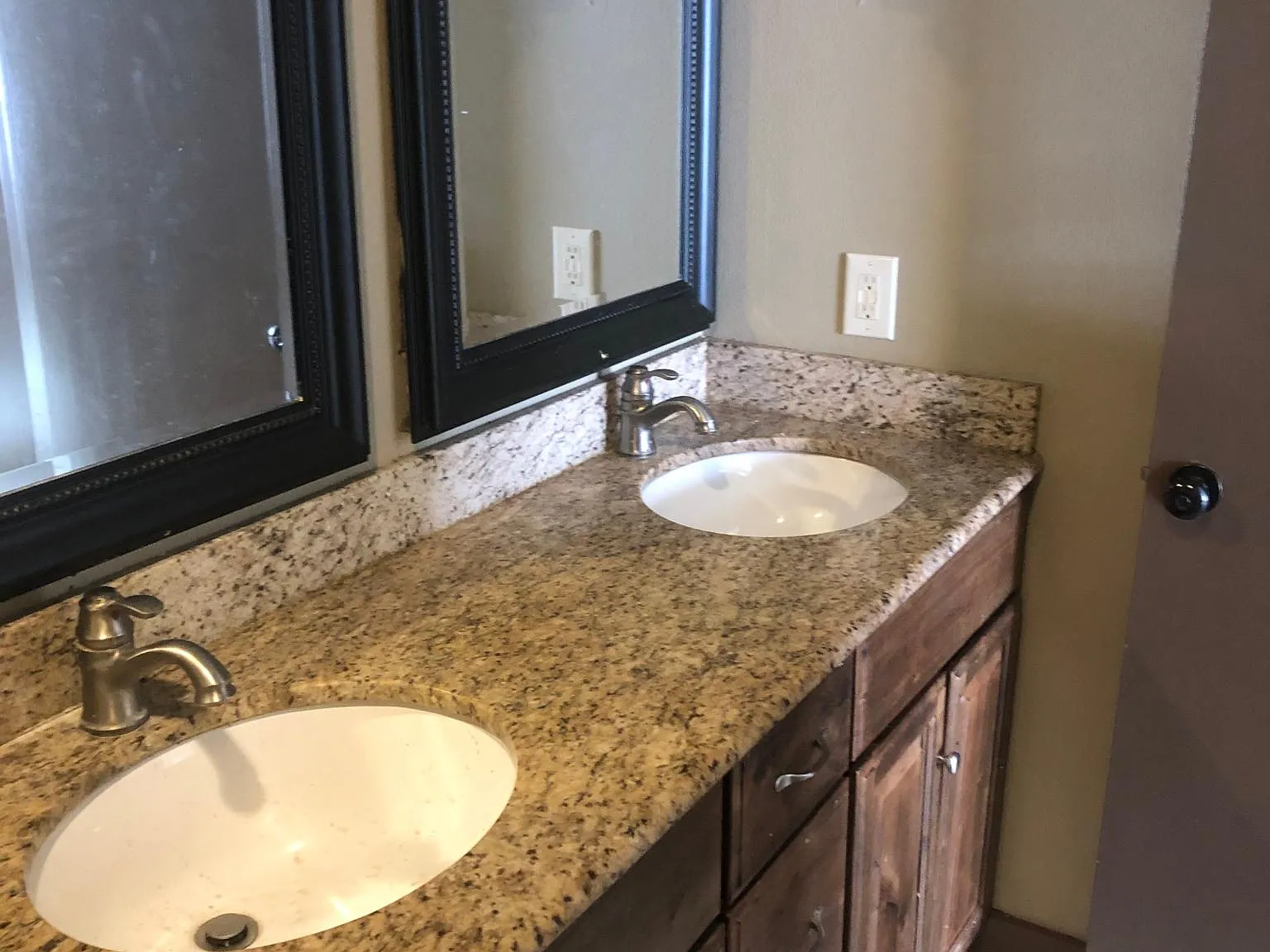 905 Hampton Ln — Photo 2