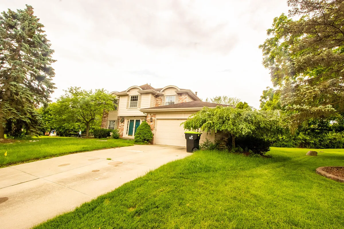 Building Photo - 23847 Greening Dr
