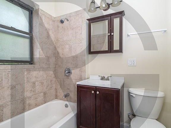 4th image of 3720 N Pine Grove Ave #3728E1