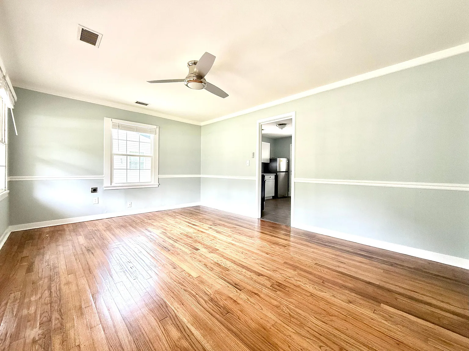 3 bed, 1.0 bath, 925 sqft, $1,900 — Photo 3