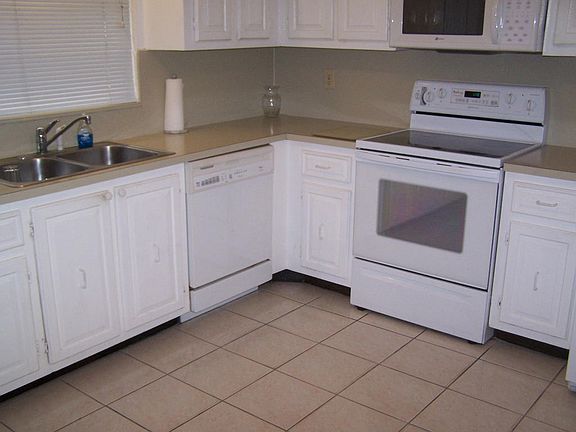 3rd image of 4773 Greentree Cres APT A