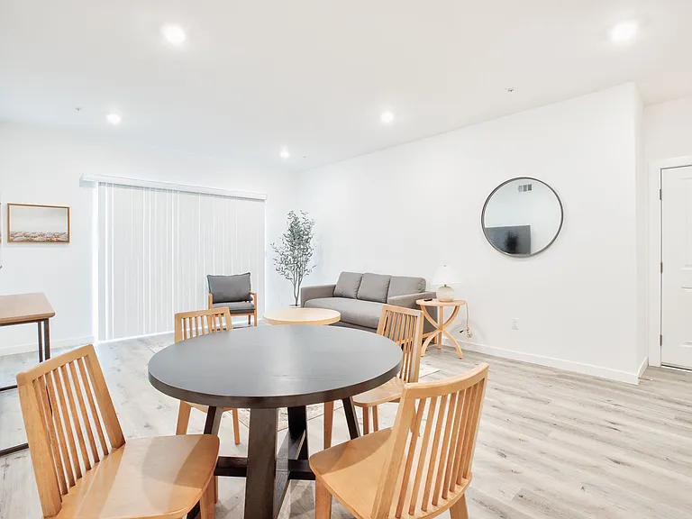 14748 Victory Blvd — Photo 9