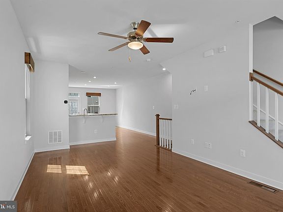 4th image of 549 White Oak Dr