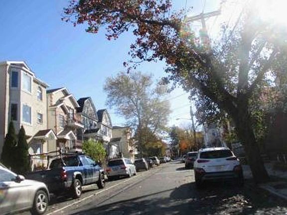 Exterior Neighborhood (street photo)