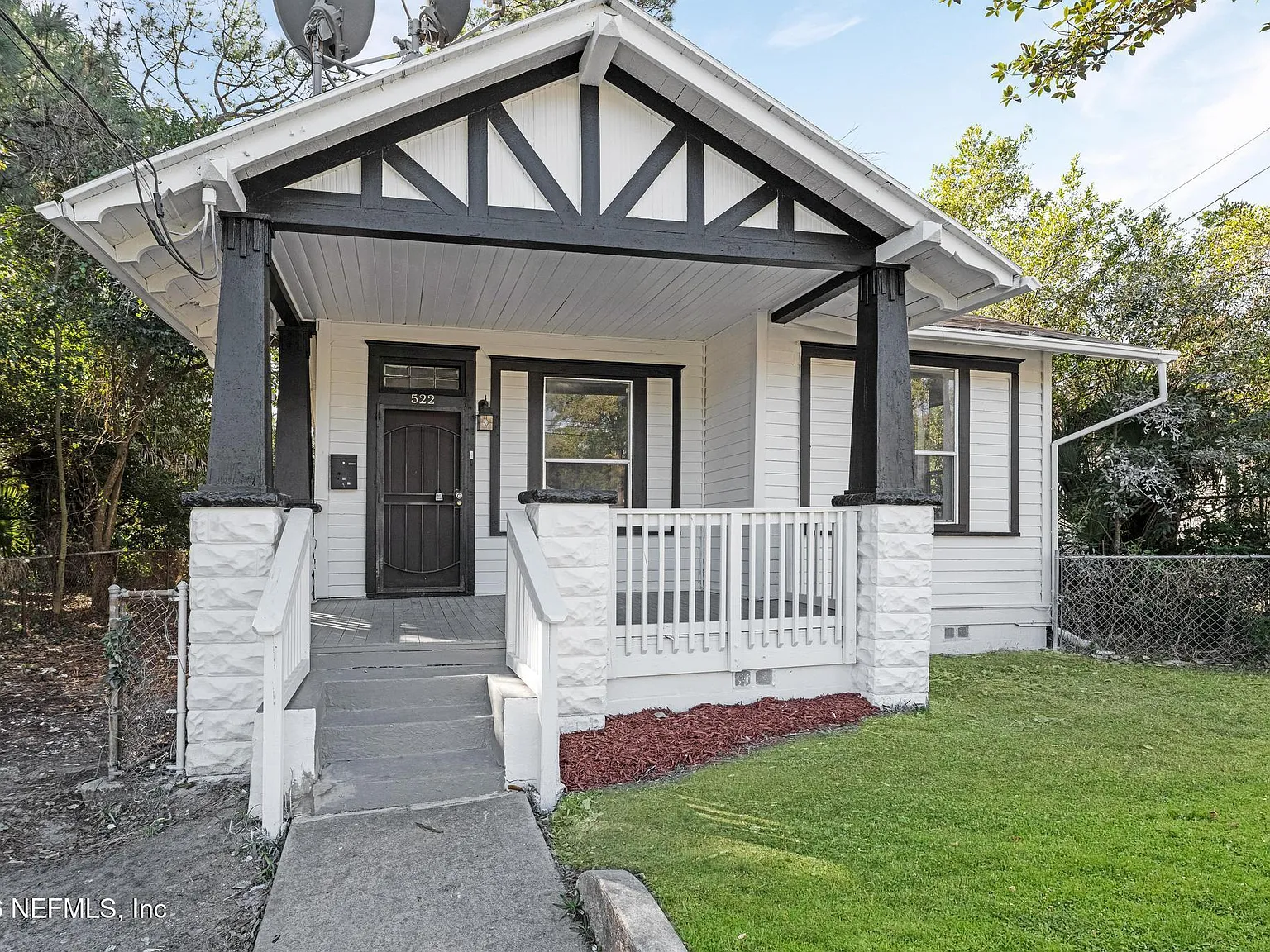 3 bed, 2.0 bath, 1045 sqft, $1,325 — Photo 3