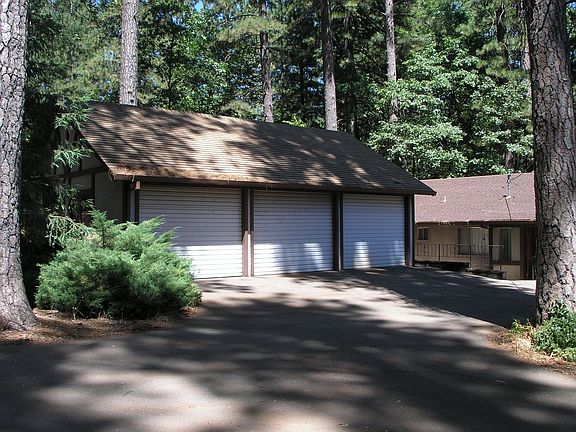 3 car detached garage