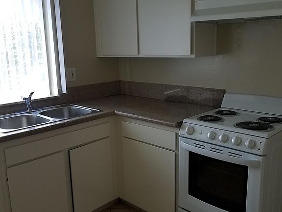 3rd image of 6121 Woodman Ave APT 208
