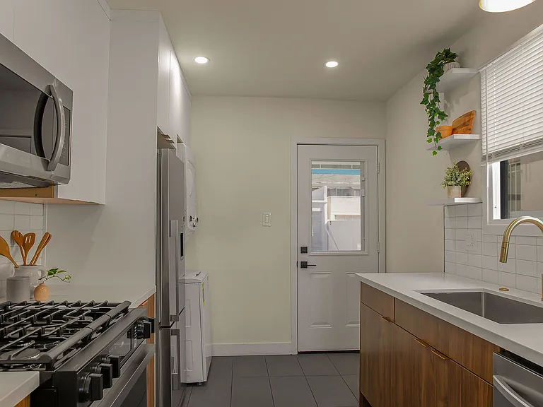 2046 S Burnside Ave — Photo 22