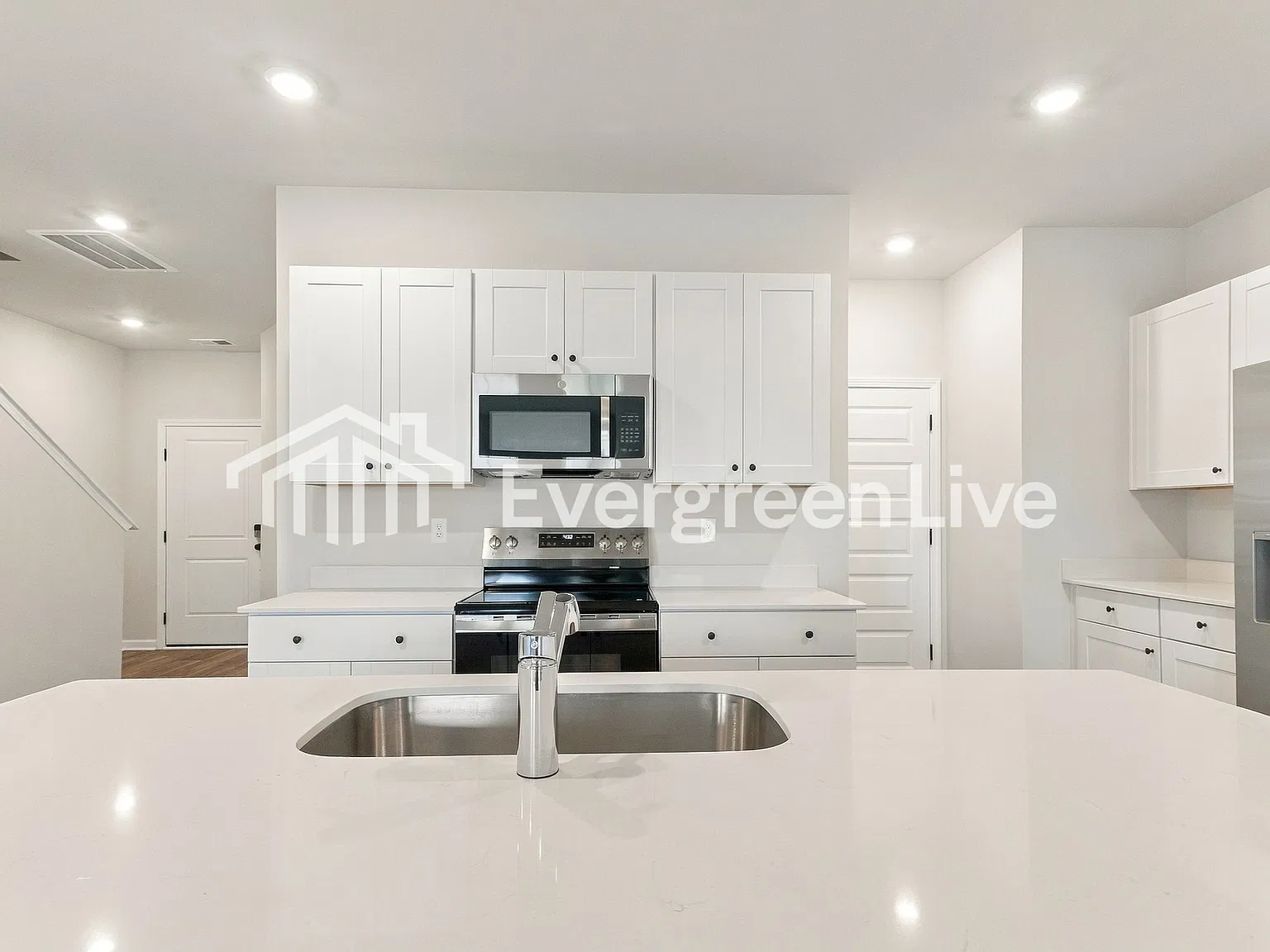 3 bed, 3.0 bath, 1935 sqft, $2,245 — Photo 4
