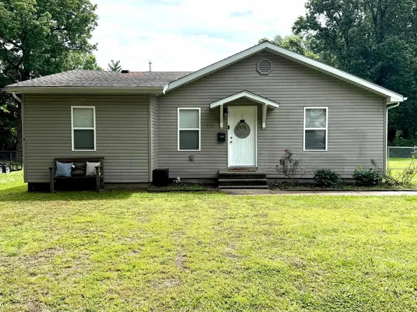 716 Sheridan Dr, Benton, IL 62812