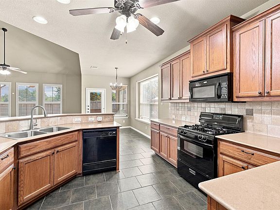 4th image of 2409 Dovetail St