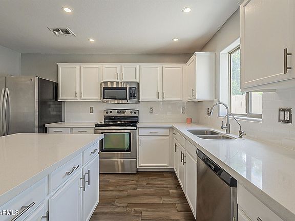 3rd image of 518 E Bradstock Way