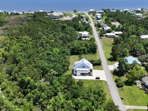 180 Vacation Ln, Waveland, MS 39576