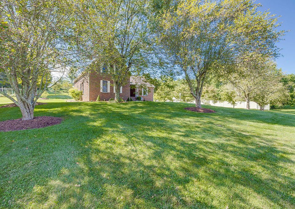 1st image of 490 Summit Dr