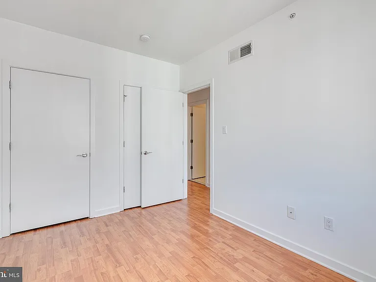 228 W George St #218 — Photo 33