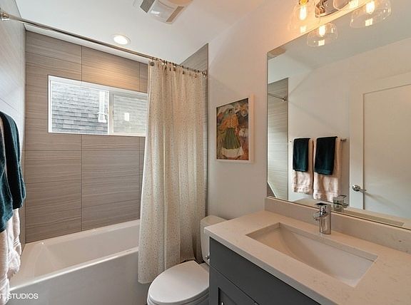 4th image of 2908 N Albany Ave
