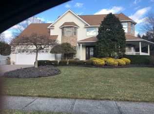 17 Buckingham Dr, Holbrook, NY 11741