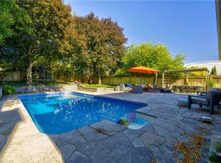 6 Mays Cres, Hamilton, ON L8B0G4