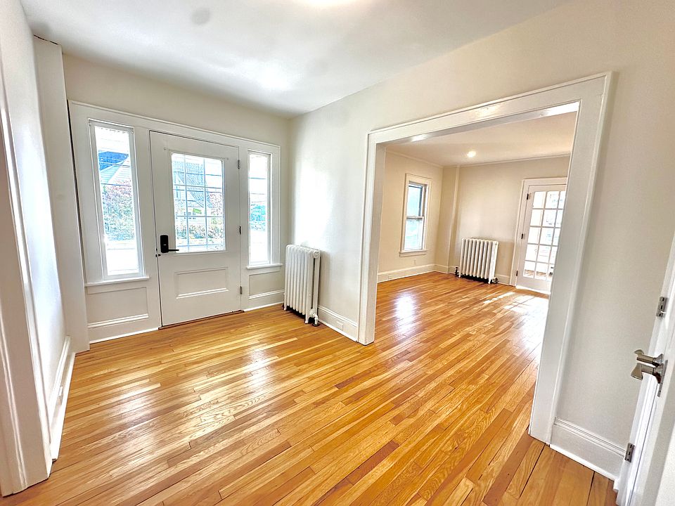 1st image of 370 Stratfield Rd #1