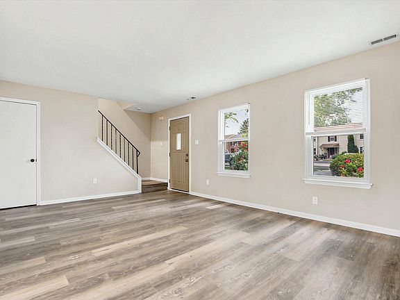 3rd image of 83 Hunt Dr