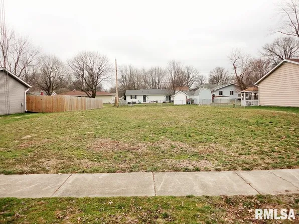 910 E Heights Ave, Taylorville, IL 62568