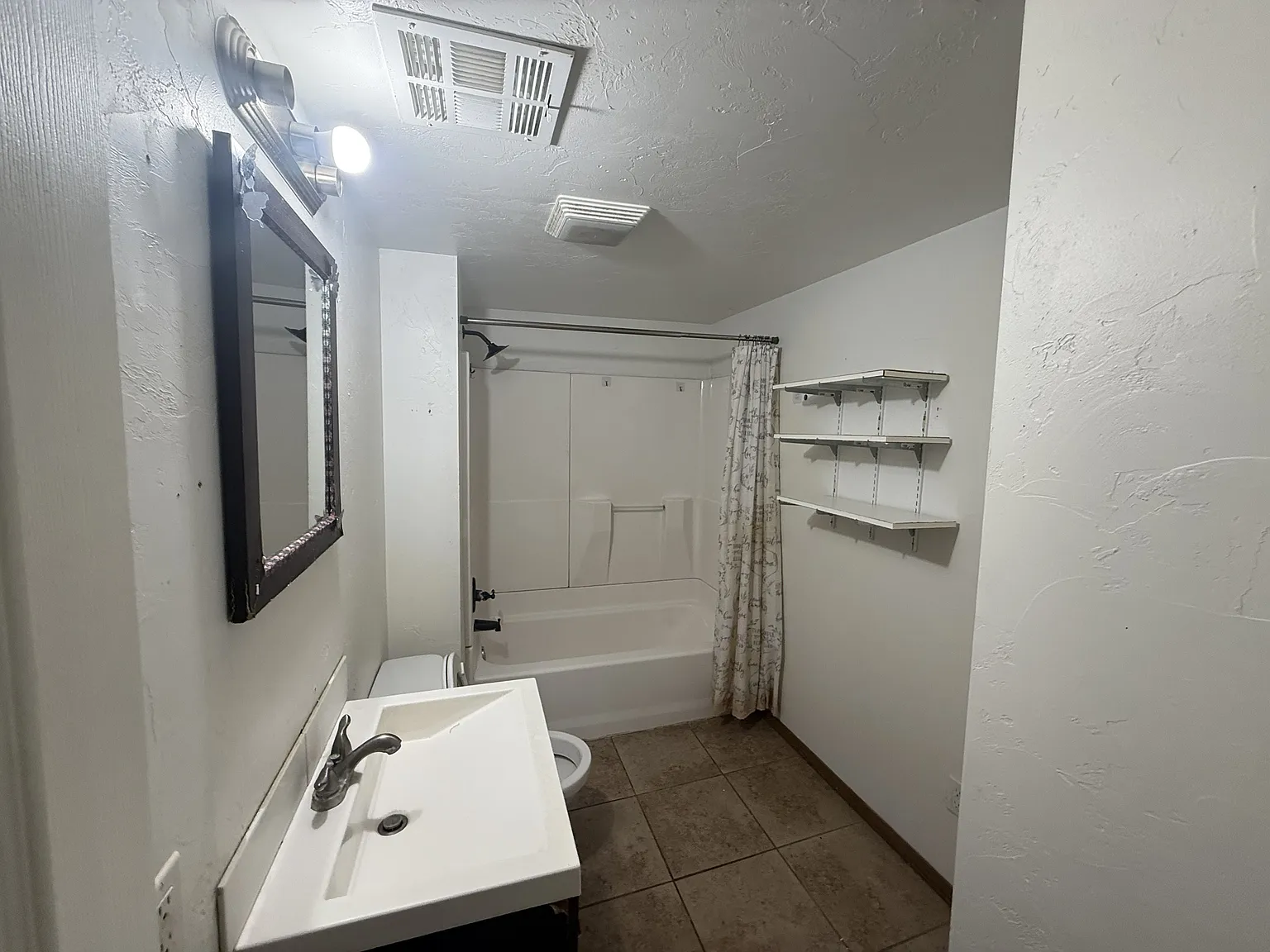 805 East 13th Street APT B - 1 — Photo 4