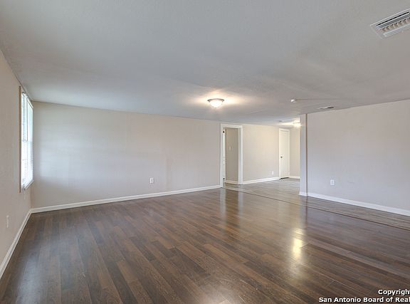 5th image of 506 W Avenue D