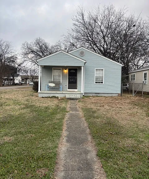 401 McCullough Ave NE — Photo 1