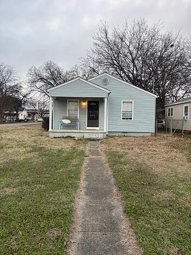 401 McCullough Ave NE Photo 1