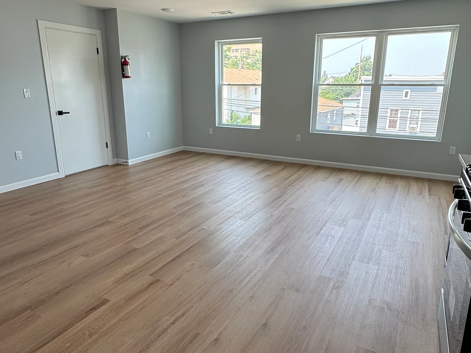 3 bed, 1100 sqft, $3,500 — Photo 3