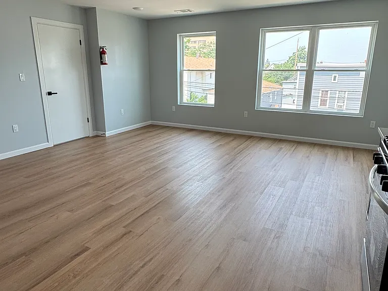 37 Linden St — Photo 3