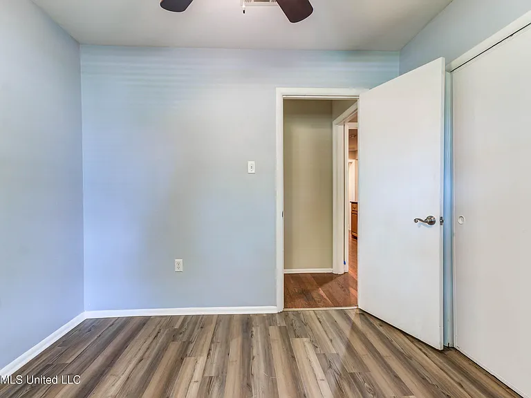 2323 Middlecoff Dr — Photo 24