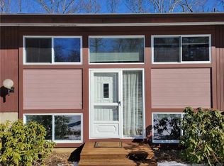 21 Carriage Dr, Woodbridge, CT 06525