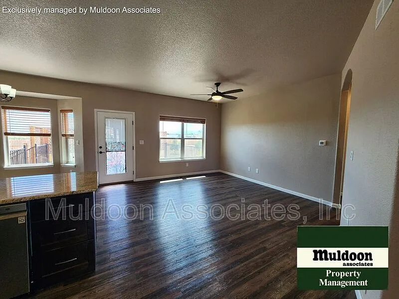 3 bed, 2.0 bath, 1392 sqft, $2,200 — Photo 2