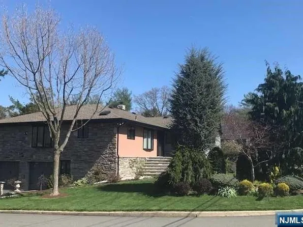 346 Castle Dr, Englewood Cliffs, NJ 07632