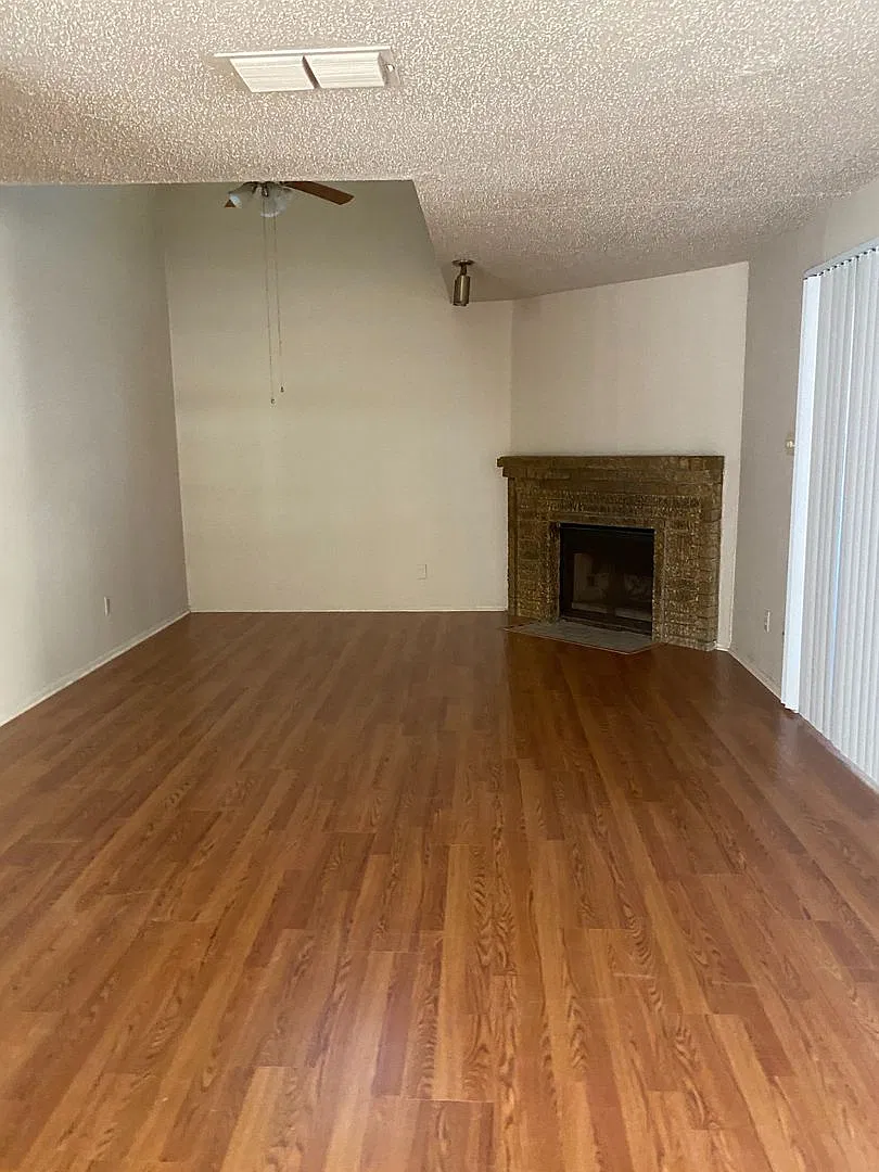 Spacious 2 Bed, 2.5 Bath Townhome Prime Location off Airline & Holly — Photo 3