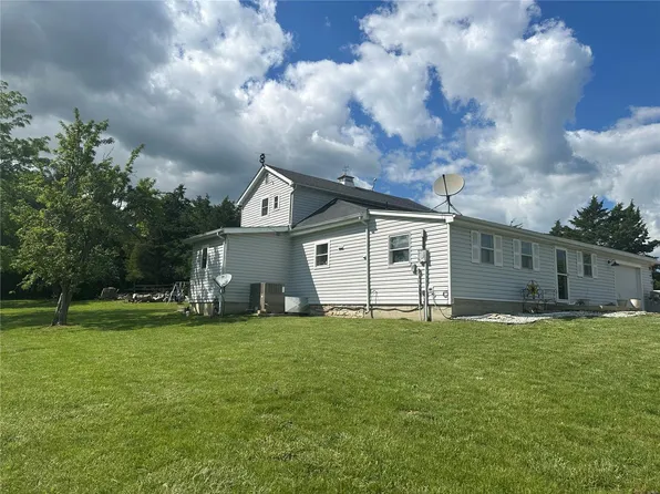 221 Country Ln, Linn, MO 65051